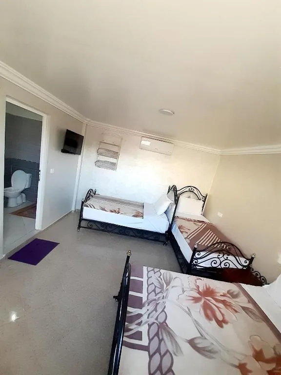 Quadruple Room with Bathroom — Hotel Salem Leksor